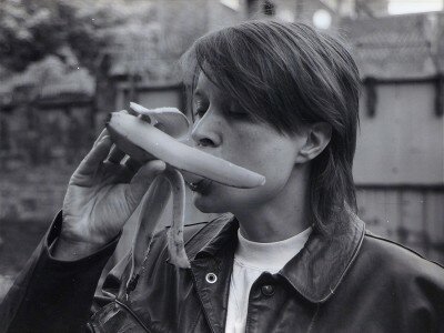Eating a Banana (Revisited) von Sarah Lucas