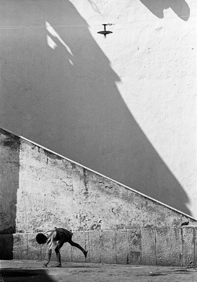 Boy in Street, Naples, Italy von Thomas Hoepker